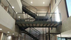 Escadas, mezaninos e estruturas metálicas